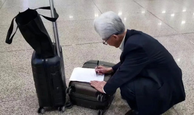 一个连“院士”都得在高铁站“席地画图”的行业，还有什么前途？